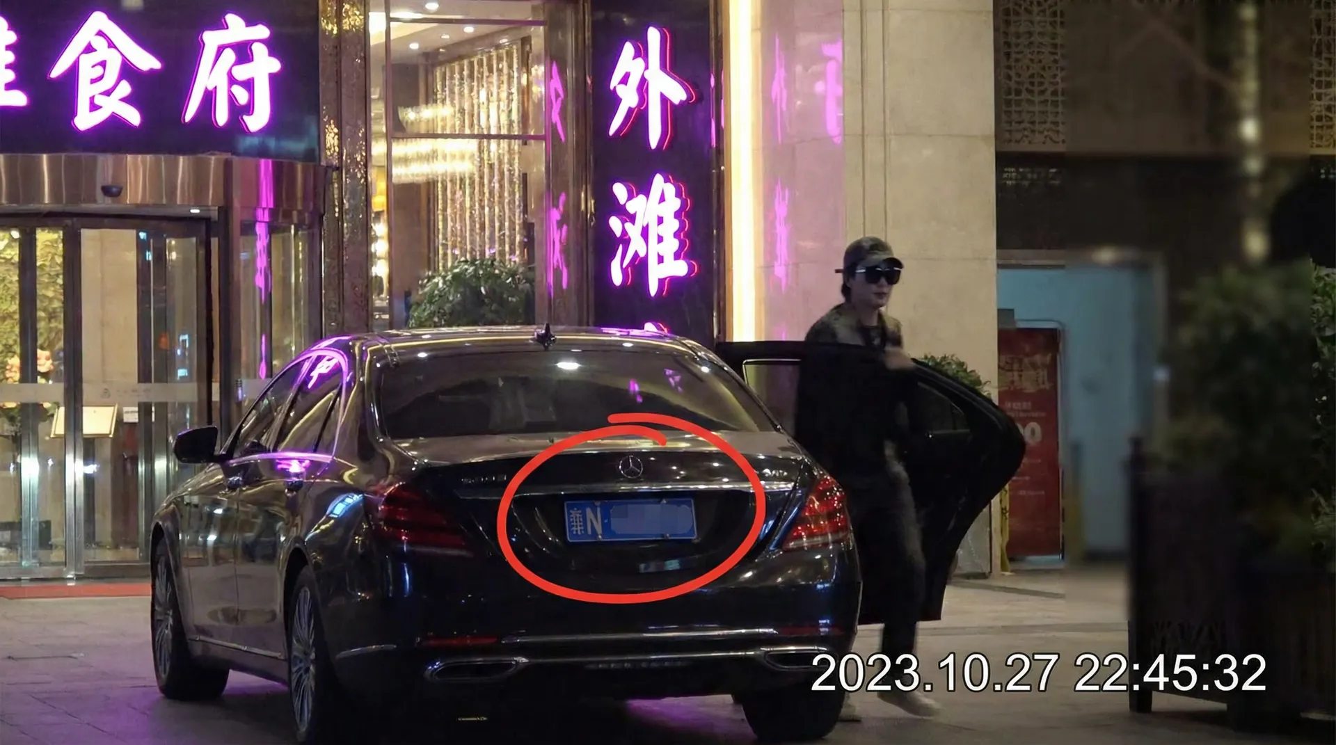 胜游亚洲官网 - 豪车餐厅外被拍